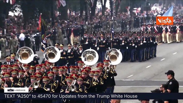 Soldati in costumi d'epoca sfilano a parata militare di Washington