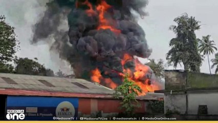 തൃശൂർ ചാലക്കുടിയിൽ പെയിന്റ് ഗോഡൗണിൽ വൻ തീപിടിത്തം; ‌5 കോടിയോളം രൂപയുടെ നഷ്ടമെന്ന് ഉടമ