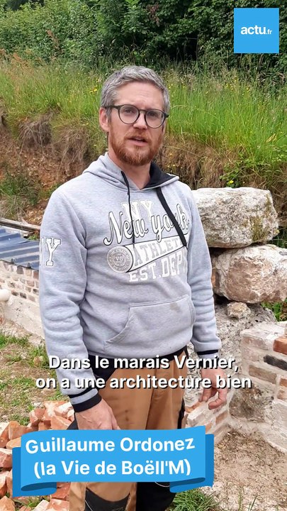 Dans le marais Vernier, des bénévoles réalisent un cafoutin, une cave semi-enterrée