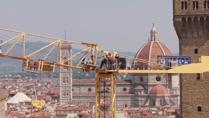 Firenze, il video dello spettacolare smontaggio della gru agli Uffizi