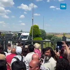 İmamoğlu'nun duruşmasını binanın dışında takip eden vatandaşlar İmamoğlu’nu taşıyan aracı uğurladı