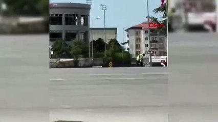Görenler şaştı kaldı! Görev başındaki polise karga saldırısı