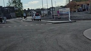 Une voiture sans permis tente de faire une manœuvre
