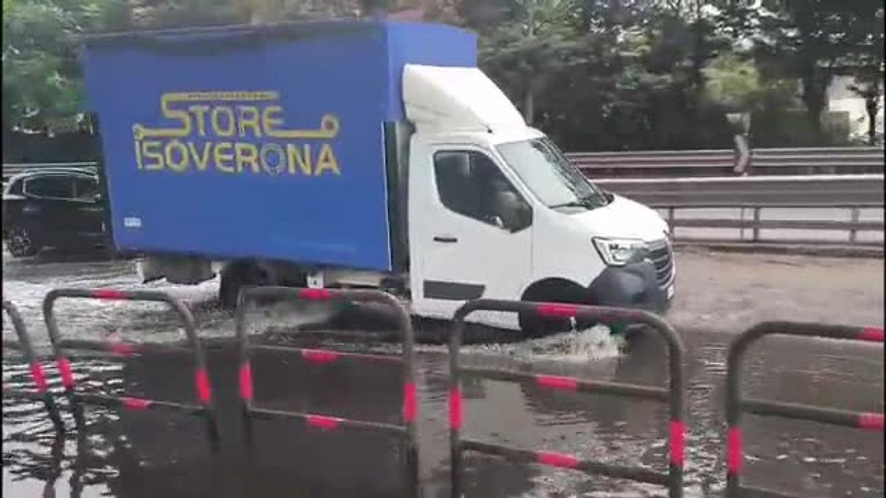 Maltempo a Verona, strade allagate e rami caduti: il video dopo il temporale