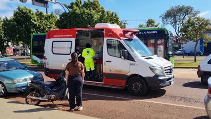 Mulher fica ferida após colisão entre quatro veículos na Avenida Tancredo Neves