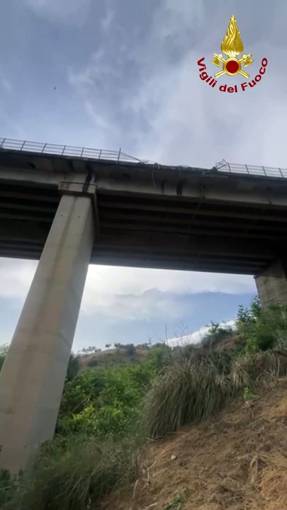Castrovillari, mezzo pesante esce fuori strada e finisce sotto il viadotto dell'autostrada: due feriti