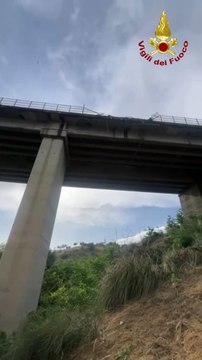 Castrovillari, mezzo pesante esce fuori strada e finisce sotto il viadotto dell'autostrada: due feriti