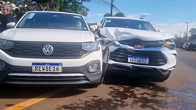 Colisão entre T-Cross e Tracker é registrada na rua Manaus em Cascavel