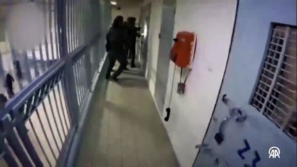 Tel Aviv'e düşen füzelere sevinen Filistinli esirlere vahşi saldırı