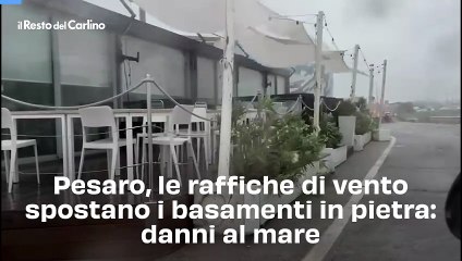 Pesaro, le raffiche di vento spostano i basamenti in pietra: danni al mare