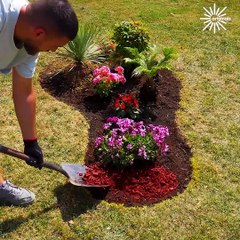 Making a lovely spot for flowers in the middle of the garden!🌷🌸
