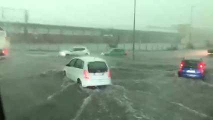 Pioggia battente, la rotatoria sembra un lago: auto sommerse tra Fiorano e Sassuolo