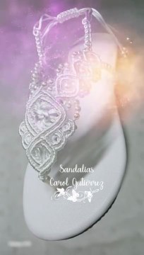 Blancas sandalias tejidas en macrame