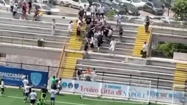 Rissa sugli spalti tra i genitori dei calciatori 16enni a Napoli: le botte in diretta sui social
