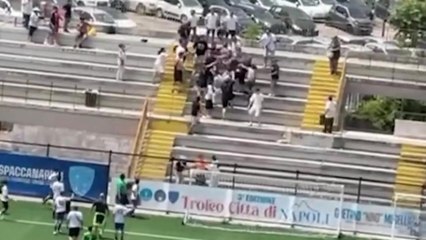 Rissa sugli spalti tra i genitori dei calciatori 16enni a Napoli: le botte in diretta sui social
