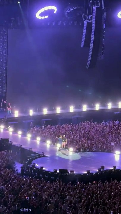 Valentino Rossi a sorpresa al concerto di Cesare Cremonini a San Siro