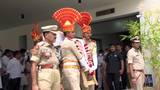 #GUJARAT EX CM VIJAY RUPANI DEAD BODY GIVEN STATE HONOR BY GUJARAT CM BHUPENDRA PATEL IN #AHMEDABAD