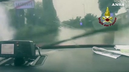 Maltempo, soccorsi al lavoro a Modena. Comuni: "Evitare gli spostamenti"