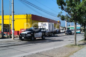 Someten a empleados de tienda comercial en Cadereyta tras asalto