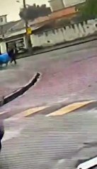 Vendedor de yakisoba é visto levando corpo de mulher morta em carriola