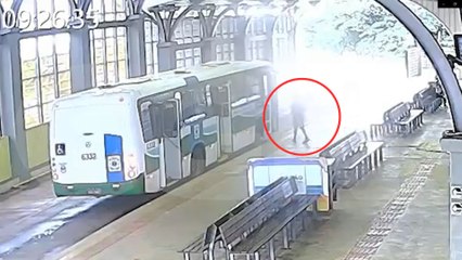 Morador de rua furta ônibus e embarca passageiros em Cascavel; vídeo