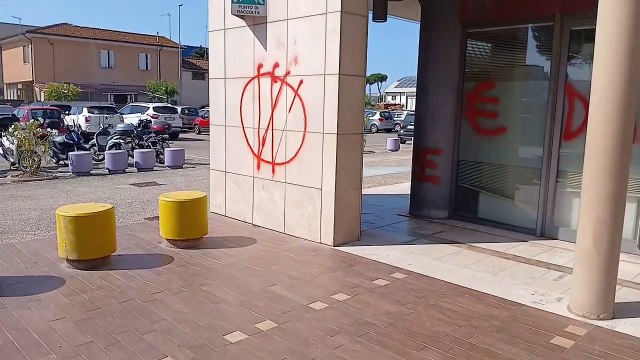 Viareggio, vandali imbrattano la sede dell'Agenzia delle Entrate