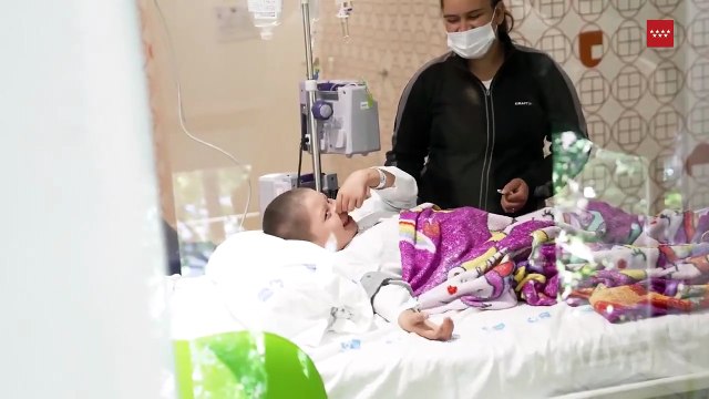 El actor Johnny Depp visita a pacientes del Hospital Niño Jesús de Madrid vestido de Jack Sparrow