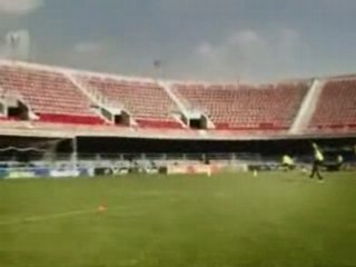 Ronaldinho nun şutu 5 kez direkten dönüyo