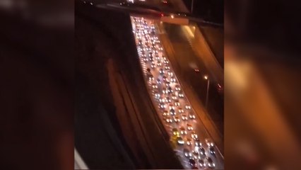 ext-MILES de vehículos abandonan TEherán en este momento tras amenaza de TRUMP-160625
