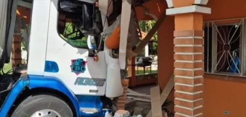 Camión de arroz colisiona en una casa en Capira