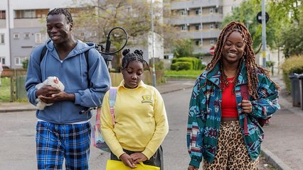 'Just Act Normal' - Tráiler oficial en inglés - BBC