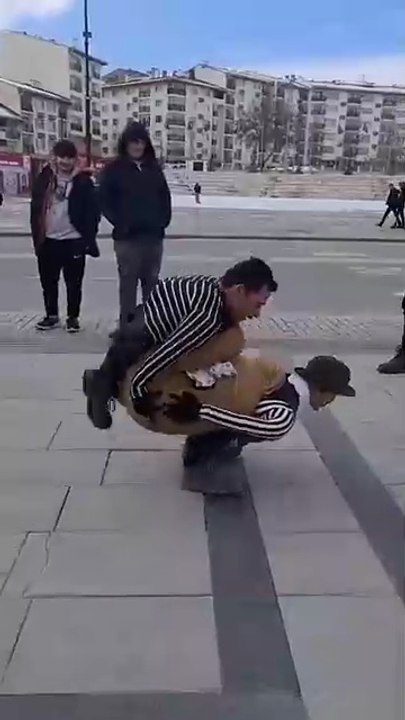 sivas_ta_kuklalari_bir_anda_görünce_çok_korktular!!!(360p)