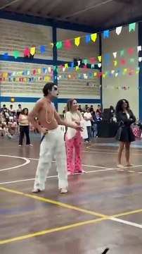 Estudante impressiona ao interpretar Ney Matogrosso durante o São João da escola