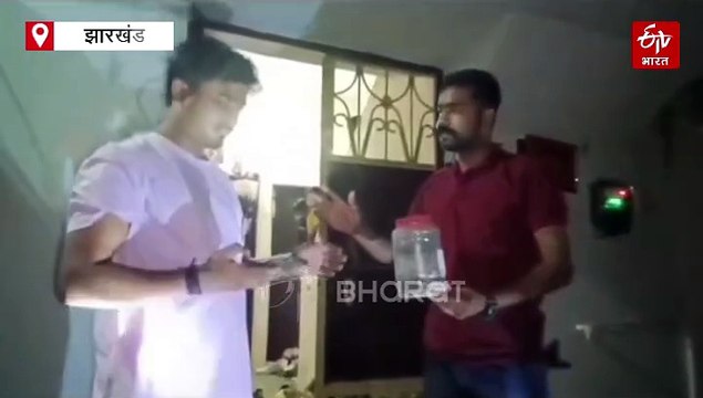 घर में घुसा जहरीला रसेल वाइपर सांप, स्नेक कैचर ने किया रेस्क्यू