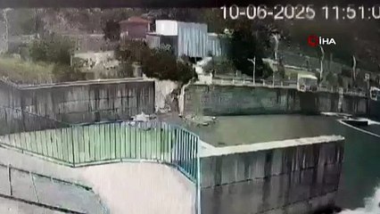 Artvin'de kontrolden çıkan kamyon dereye yuvarlandı