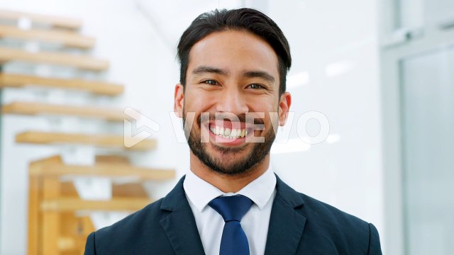 中泉公利　Happy, smile and laugh with the face of a business