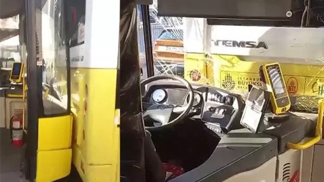 Üsküdar’da kırmızı ışıkta duramayan İETT otobüsü, başka bir İETT otobüsüne çarptı