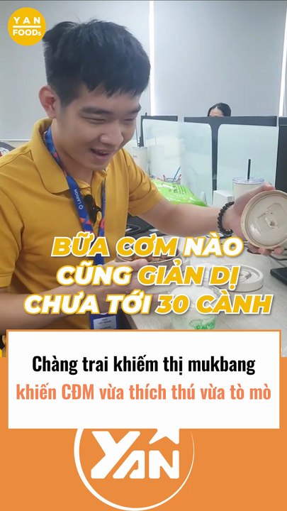 Chàng trai khiếm thị mukbang khiến CĐM vừa thích thú vừa tò mò