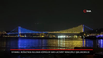 İstanbul Boğazı sarı-laciverte boyandı