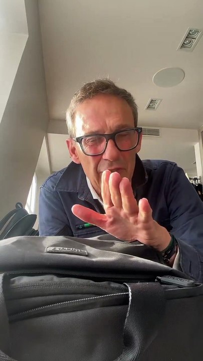 Regardez Julien Courbet qui ironise après l'annonce de la venue de Anne-Sophie Lapix dans le groupe M6: "Vu le nombre de gens qui arrivent sur M6, à titre préventif, je prépare ma valise" - VIDEO