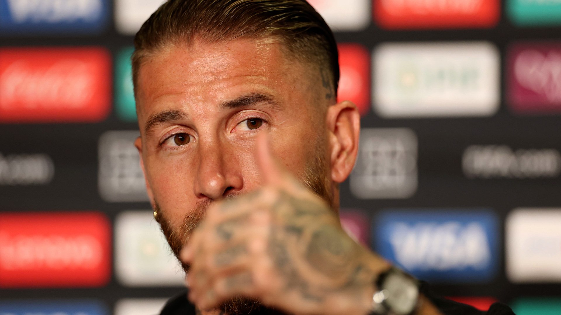 Desde Los �ngeles, el defensor espa�ol Sergio Ramos ha compartido su preferencia en caso de llegar a la final del Mundial de Clubes: "Si tuviera que elegir, preferir�a una final ante el Atl�tico de Madrid antes que contra el Real Madrid", afirm� en rueda de prensa.
Respecto a la posible llegada de Xabi Alonso al banquillo del Real Madrid, Ramos valor� positivamente el cambio: "Ser� un refuerzo interesante. Como jugador lo ha ganado todo y les puede ayudar mucho en esta nueva etapa".