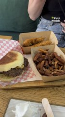 Oui, Zac Nani a ouvert son propre resto… et on est allés tester pour vous 🍗🔥©️ Crédit : Petit Mauda & Kazdalerie