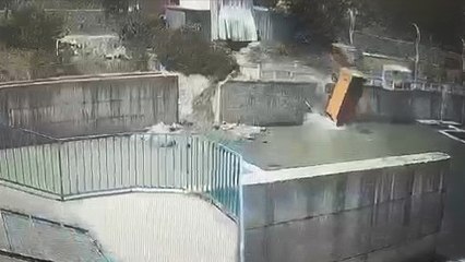 Oto yıkamacıya getirilen kamyon, dereye düştü; o anlar kamerada