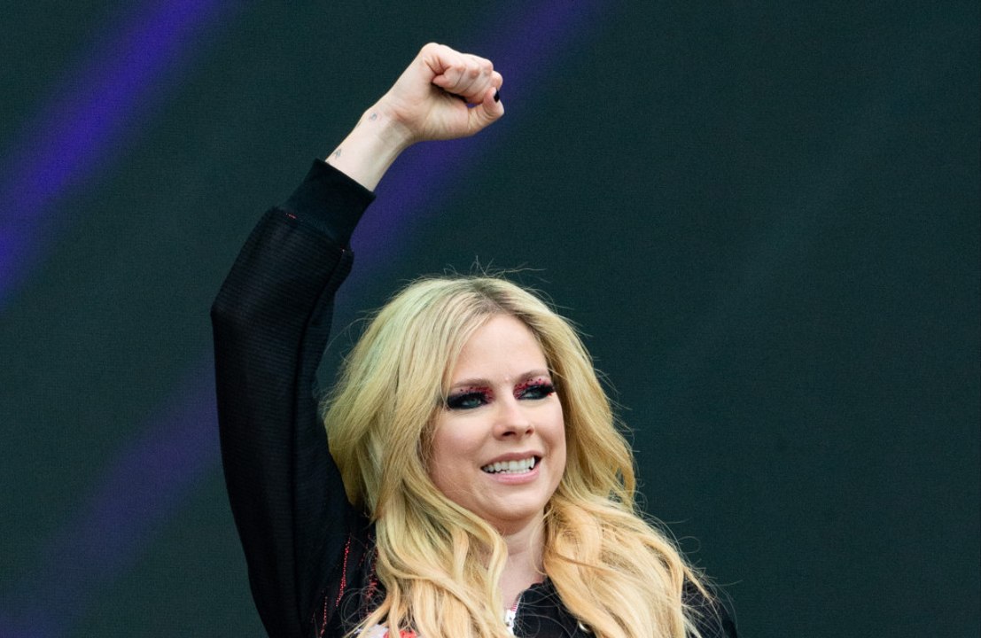 Avril Lavigne has praised ex-husband Deryck Whibley as they perform together