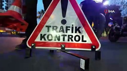 Alkollü sürücü otomobille motosikletlinin üzerinden geçip gitti!