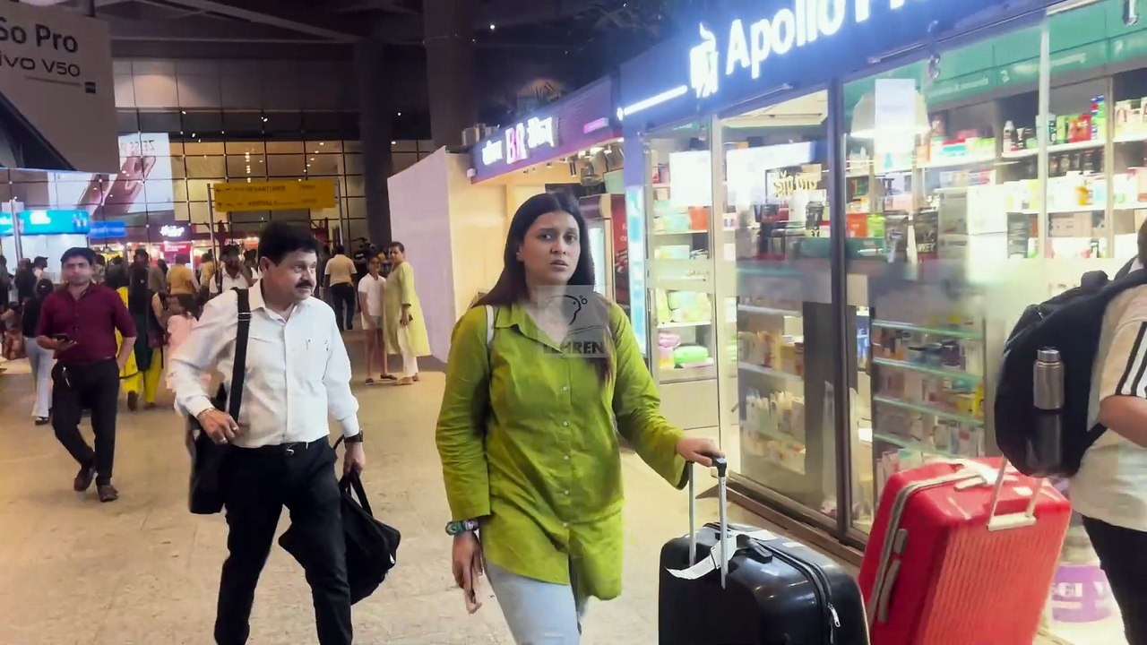 Heartbroken Mannara Chopra Spotted After Her Father’s Sudden Demise