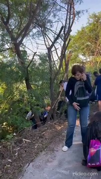Ônibus tomba em canal na Ayrton Senna, deixa feridos e trecho da via é interditado