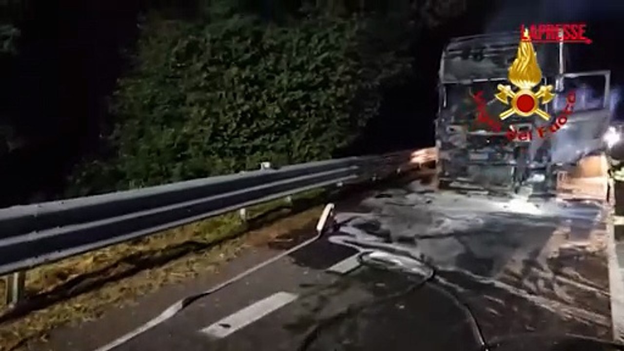 Camion in fiamme sulla A14: il video dell'intervento dei Vigili del fuoco
