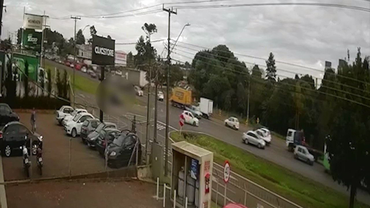 Vídeo mostra perseguição na BR-277 e traficante correndo a pé após se envolver em acidente