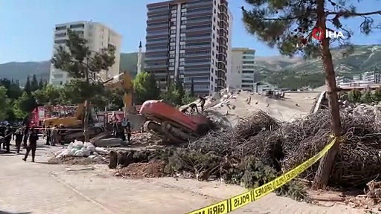 Yıkım esnasında iş makinesi enkaz altında kaldı, kurtarma çalışmaları sürüyor